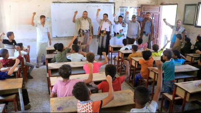 عطيفي يتفقد سير الأنشطة والدورات الصيفية في الحديدة