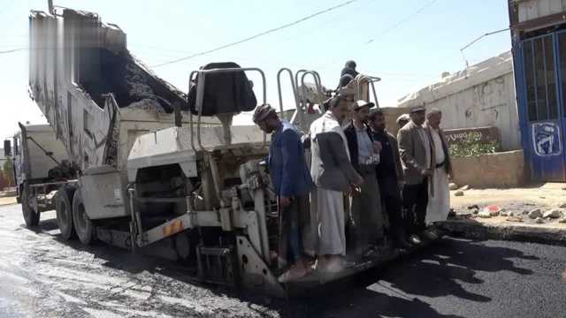 الاشقص يتفقد سير العمل في إعادة تأهيل وسفلتة طريق الماخذي بعمران