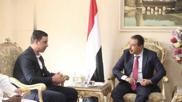 وزير الخارجية يستمع إلى تقرير عن أنشطة منظمة العون المباشر