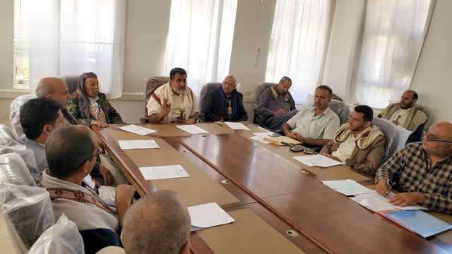 مناقشة السبل الكفيلة بتعزيز الأداء المحلي والانضباط الوظيفي بمحافظة البيضاء