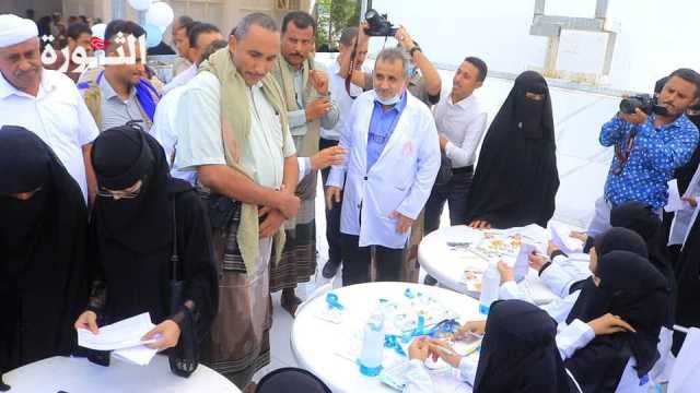 العطيفي والقعود يدشنان مخيمًا طبيًا مجانيًا لأمراض الجلد بهيئة مستشفى الثورة في الحديدة