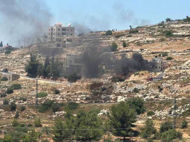 مستوطنون يجرفون أراض زراعية في قرية أم صفا ويقتحمون شلال العوجا