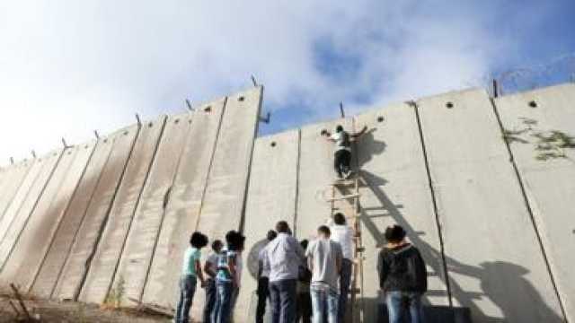 استشهاد فلسطيني بعد مطاردة العدو له وسقوطه عن الجدار الفاصل بالقدس