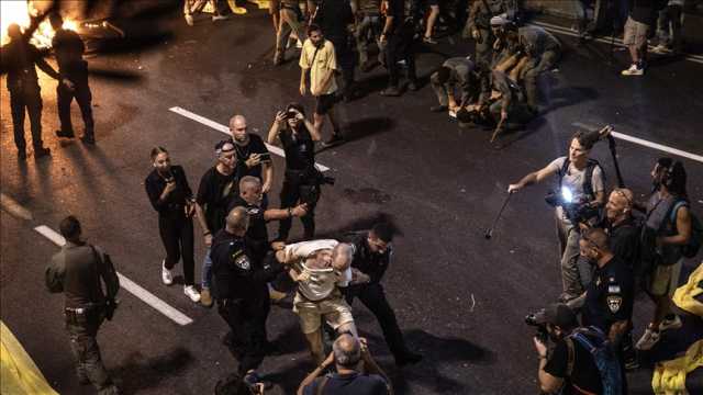 شرطة العدو “الإسرائيلي” تقمع متظاهرين يطالبون بوقف الإبادة الجماعية في غزة