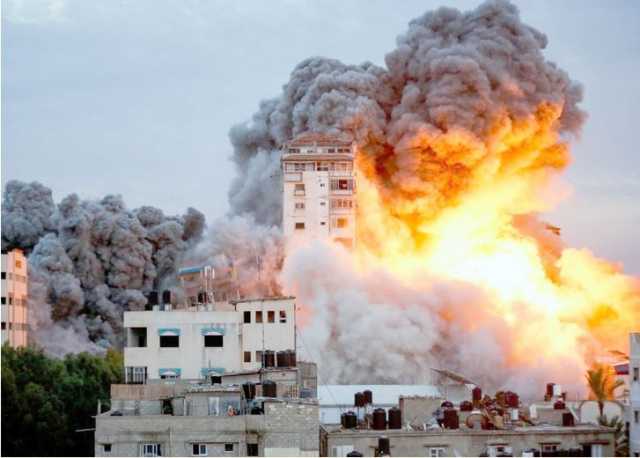 قوات العدو الإسرائيلي تنسف مبان سكنية في غزة