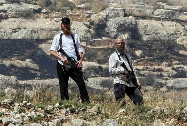 مستوطنون صهاينة يعتدون على فلسطينيين في الخليل ورام الله