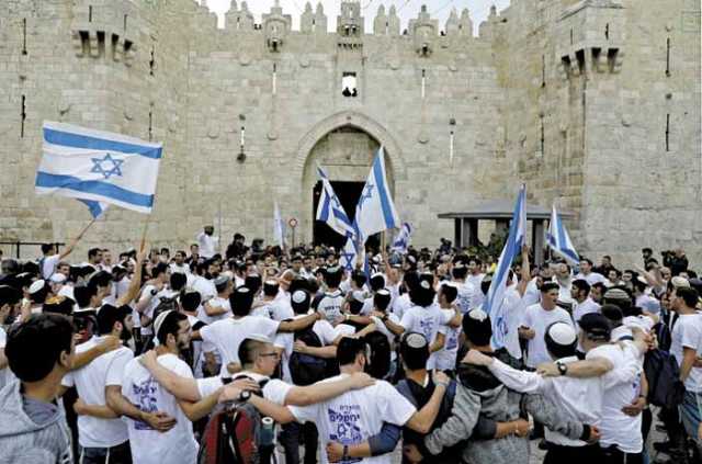 قطعان المستوطنين يقتحمون الأقصى ويعيثون فيه فسادا