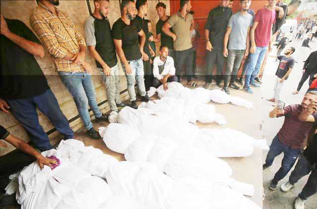 ارتقاء عدد من الشهداء بينهم أطفال ونساء بقصف صهيوني لمنزل في جباليا ومركز خدمات في البريج