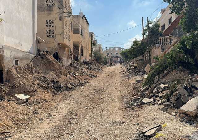 العدو الإسرائيلي يجرف شارعا ويداهم منزلين في الحي الشرقي في جنين