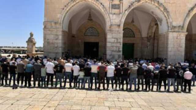 عشرات الآلاف يؤدون صلاة الجمعة في المسجد الأقصى المبارك