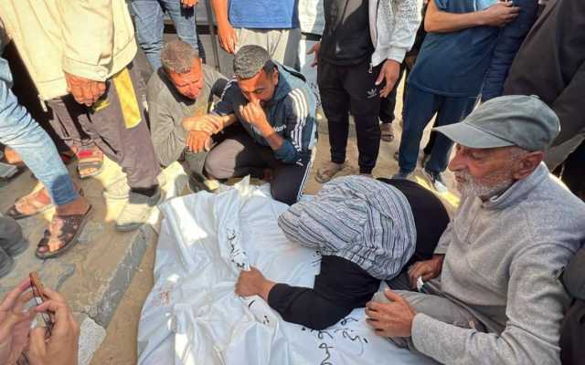 استشهاد 3 فلسطينيين في قصف للعدو الصهيوني على منزل في دير البلح
