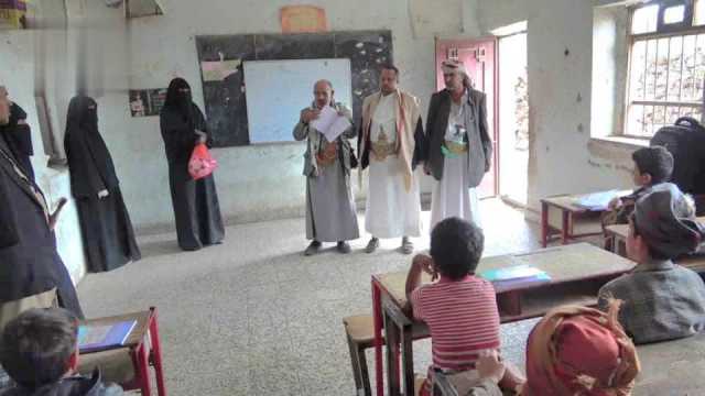 تفقد الدورات الصيفية بمدرسة الإمام الحسين في همدان بصنعاء