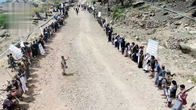 وقفة قبلية مسلحة في مغرب عنس إعلانا للنفير والجهوزية لمواجهة العدوان