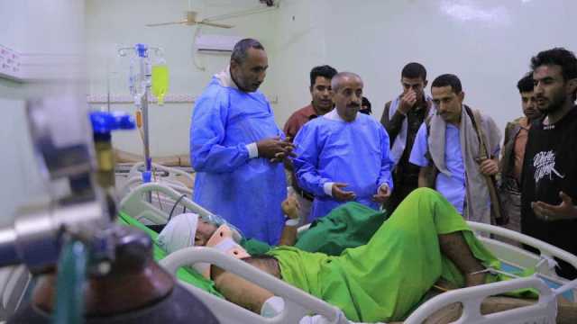 محافظ الحديدة يتفقد جرحى جريمة قصف مصنع إسمنت باجل