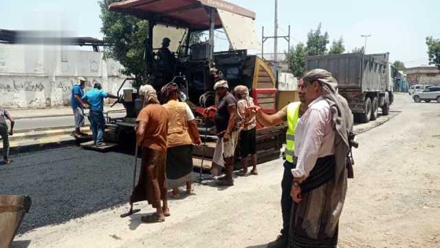 البشري يطلع على سير العمل بمشروع ترميم شارع فلسطين بالحديدة