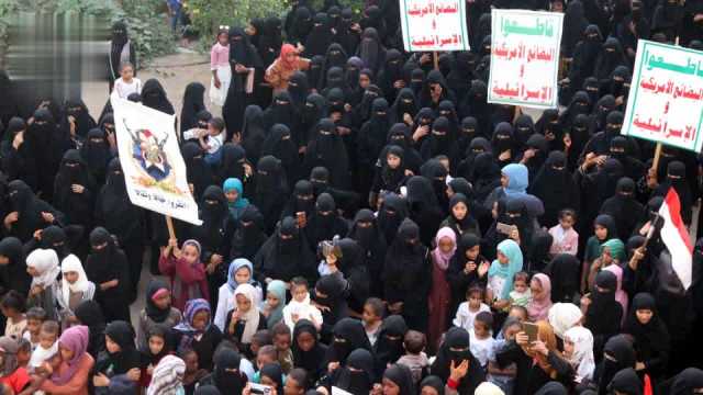 وقفة نسائية حاشدة في الحديدة للتنديد بجرائم القتل والتجويع في غزة