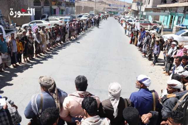 وقفة مسلحة في مكيراس بالبيضاء إعلاناً لوثيقة الشرف القبلي