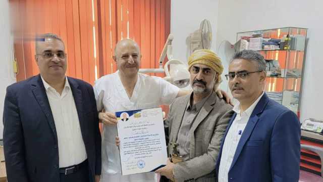 تكريم رئيس جامعة صنعاء السابق تقديرًا لإسهاماته الأكاديمية