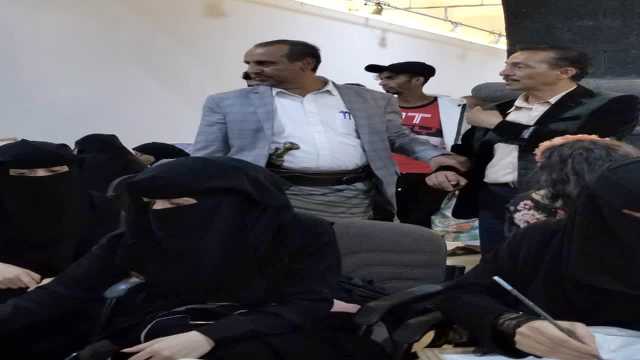 اليافعي يطلع على مواهب المشاركين في دورة الفنون التشكيلية