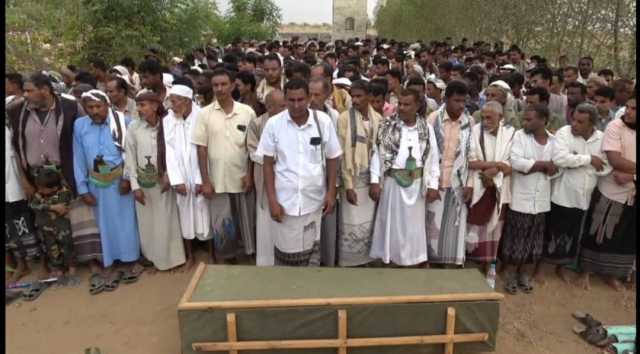 تشييع جثمان الشهيد المقدم علي المدبعي في مديرية الزهرة بالحديدة