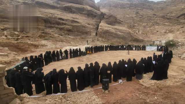 وقفة لحرائر بني الحارث في الأمانة تنديداً باستهداف العدو للمدنيين