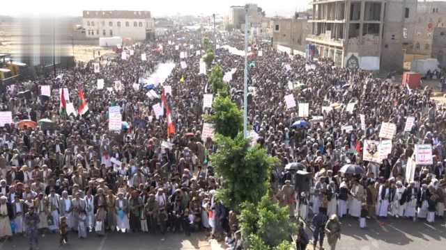 74 مسيرة غير مسبوقة في عمران احتفالًا بالنصر على أمريكا وإسنادا للشعب الفلسطيني