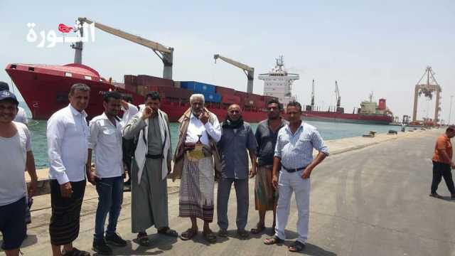 وزير النقل يتفقد سير حركة الملاحة البحرية بميناء الحديدة