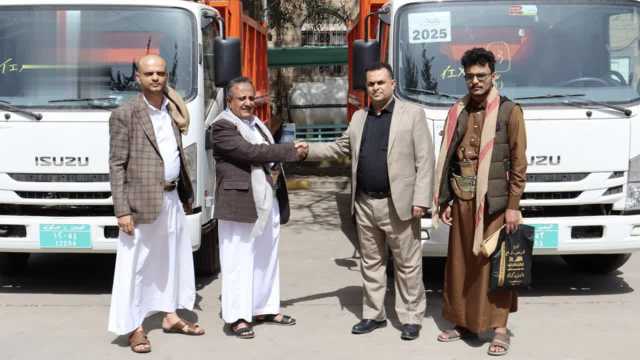 المالية تسلم آليات نظافة لعدد من المحافظات