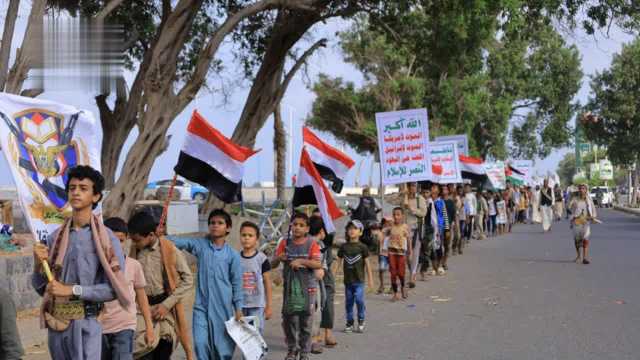 مسير لطلاب الدورات الصيفية في الحديدة تضامنًا مع الشعب الفلسطيني