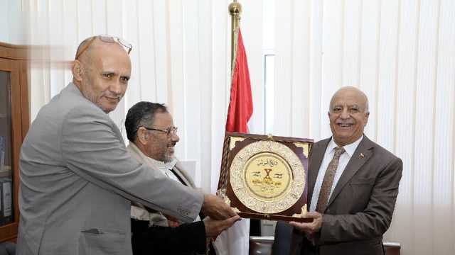رئيس الوزراء يتسلّم درع المؤتمر الثالث فلسطين قضية الأمة المركزي