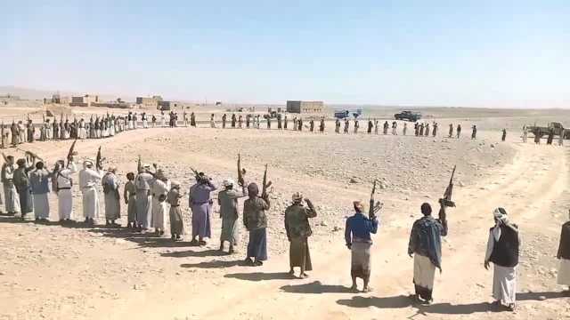وقفة قبلية مسلحة في مجزر بمأرب نصرة لغزة وإشهاراً لوثيقة الشرف القبلي