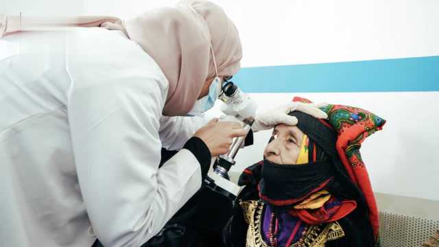 تدشين مخيم طبي مجاني للعيون في مستشفى الروضة بالأمانة