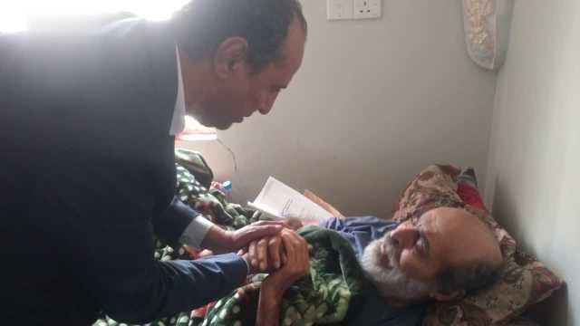 وزير الثقافة يطمئن على صحة الممثل المسرحي محمد معيض