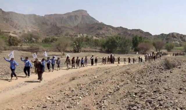 مسير وعرض كشفي لطلاب المدارس الصيفية في بدبدة بمأرب