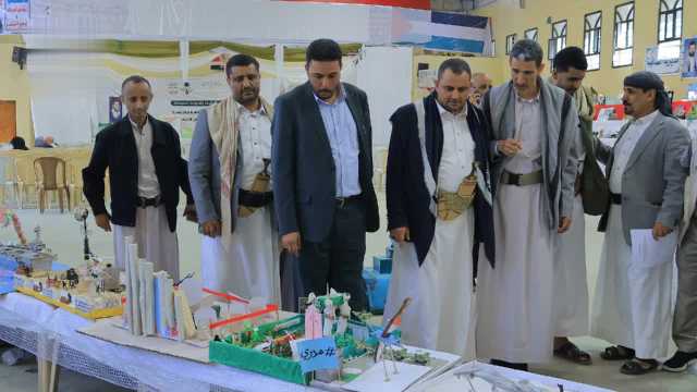 أعضاء لجنة الأنشطة والدورات الصيفية يزورون معرض المنتجات للطالبات بالأمانة