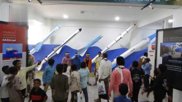 طلاب الدورات الصيفية بالسخنة يزورون معرض الشهيد القائد بالحديدة