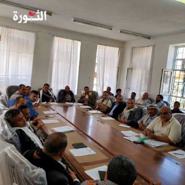 محافظ البيضاء يؤكد ضرورة تعزيز الجهود لرفع مستوى أداء المكاتب التنفيذية والخدمية