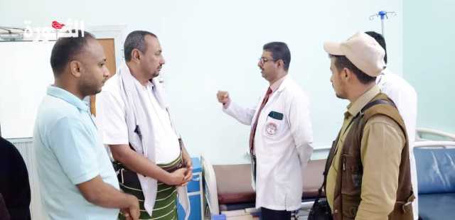مدير زكاة الحديدة يتفقد وحدة علاج الأورام ويشيد بالخدمات المقدمة لمرضى السرطان