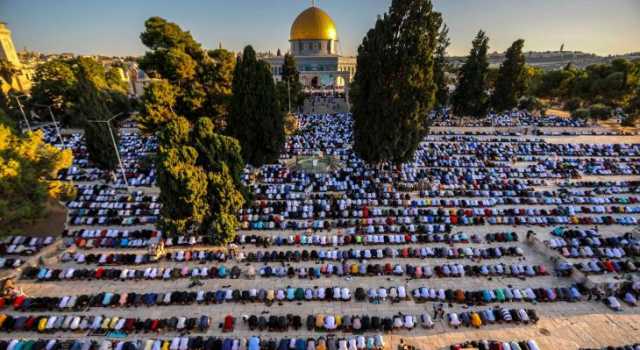 عشرات الآلاف يؤدون صلاة الجمعة في المسجد الأقصى