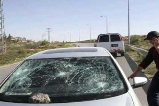 مستوطنون يهاجمون مركبات المواطنين الفلسطينيين جنوب نابلس​