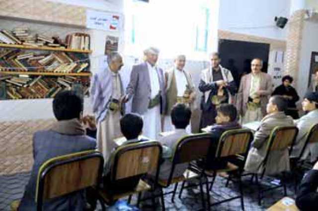 وزير الشباب ومحافظ إب يطلعان على سير أنشطة الدورات الصيفية بمديرية الظهار