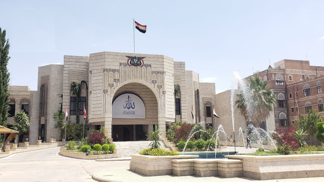 حكومة الجمهورية اليمنية “التغيير والبناء” تدين العدوان الأمريكي على إيران