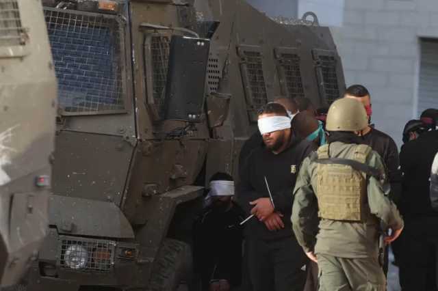 العدو الإسرائيلي يشن حملة دهم اعتقالات واسعة في صفوف الفلسطينيين في الضفة