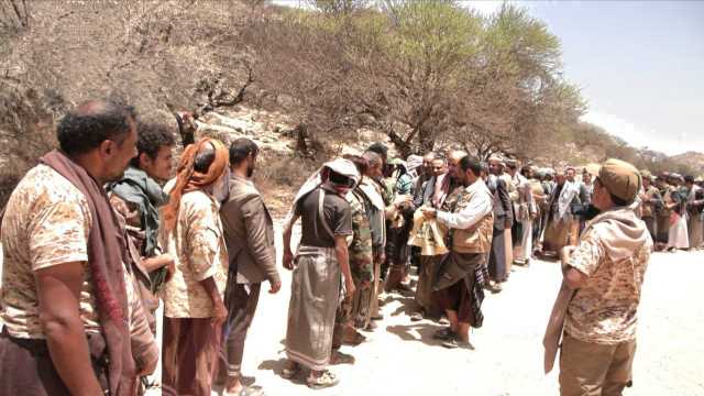 وفود من التعبئة وقيادات في إب تتفقد المرابطين في جبهات البيضاء والضالع