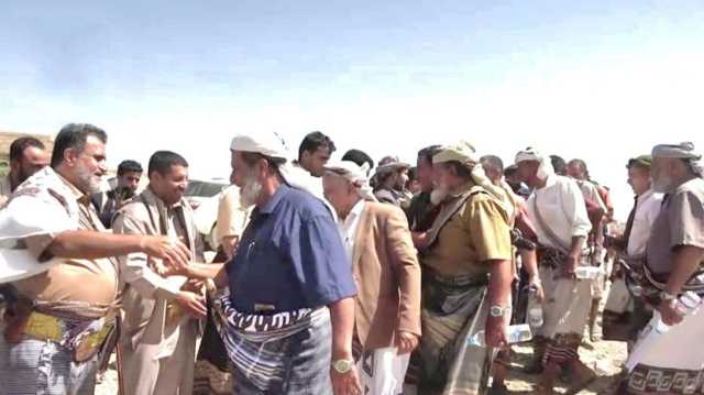 محافظ البيضاء يلتقي مشايخ ووجهاء عزلة القيسيين في الصومعة