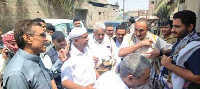 قحيم وعطيفي يزوران نقيب الصحفيين مصطفى بدير بالحديدة للاطمئنان على صحته