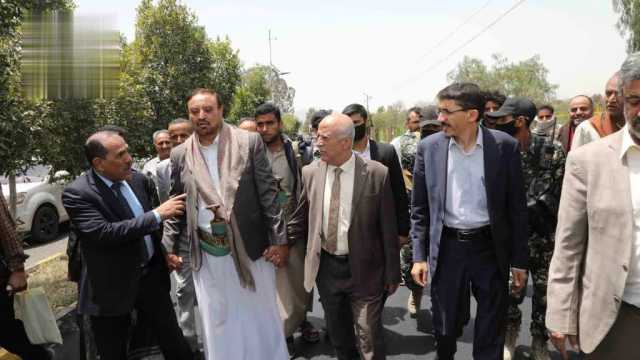 الرهوي يتفقد العمل بمشروع سفلتة الشارع الرئيسي في جامعة صنعاء