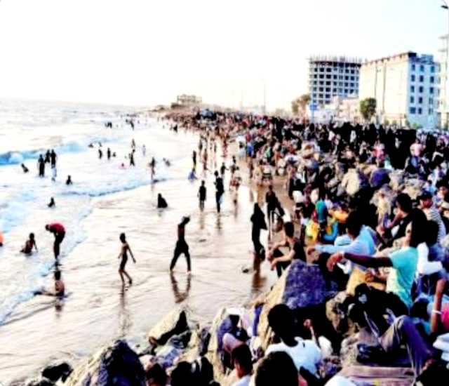 إقبال كبير من الزوار على الشواطئ والمتنزهات خلال إجازة عيد الأضحى