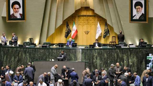 مجلس الشورى الإيراني يوصي بإغلاق مضيق هرمز