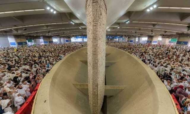 حجاج بيت الله يواصلون رمي الجمرات في ثاني أيام التشريق